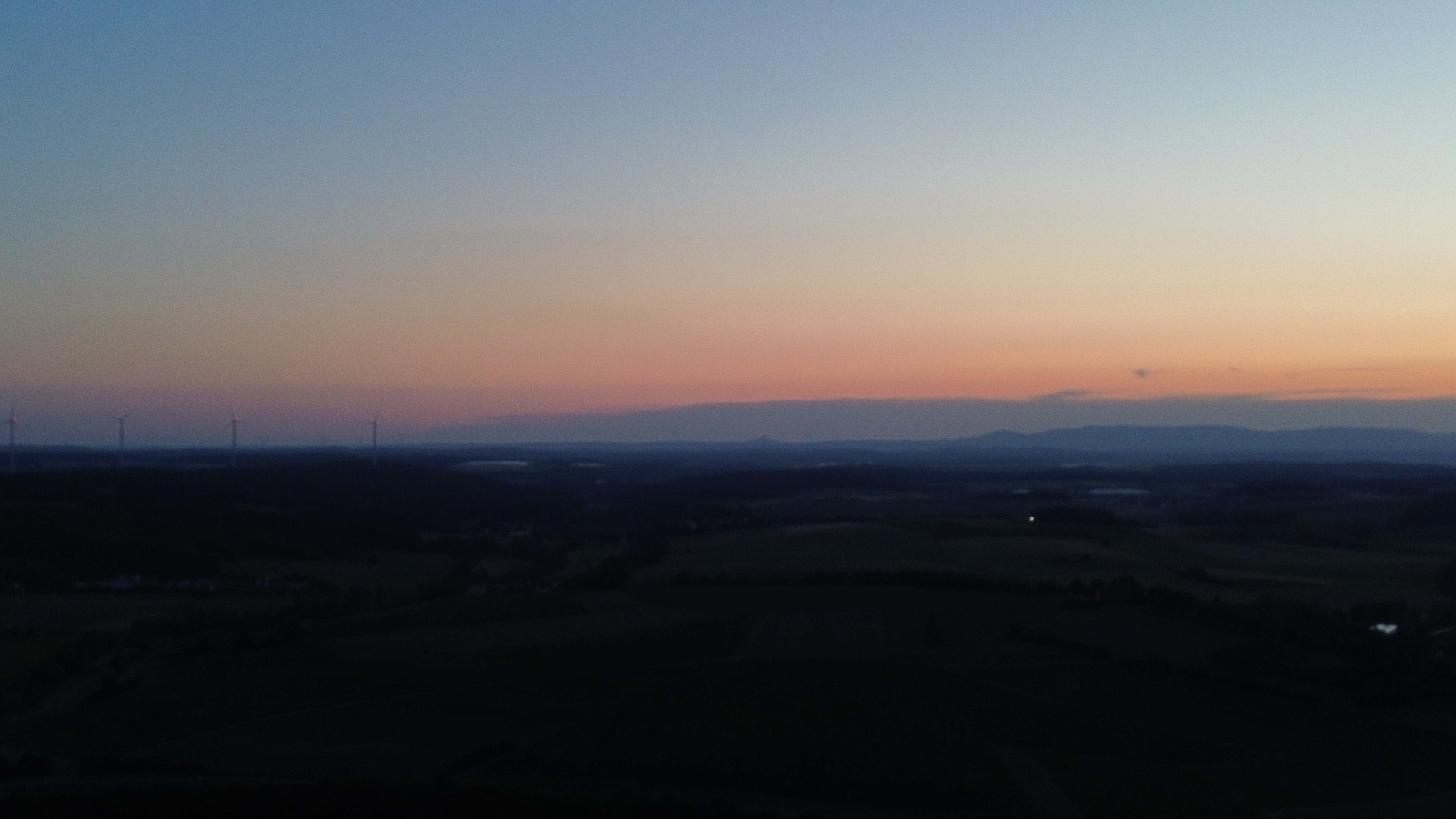 Windräder in der Dämmerung